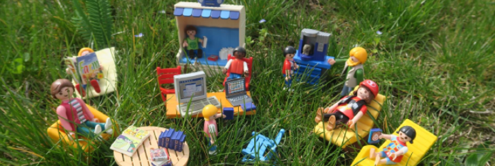 playmobils dans l'herbe