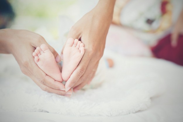 massage de pieds de bebe