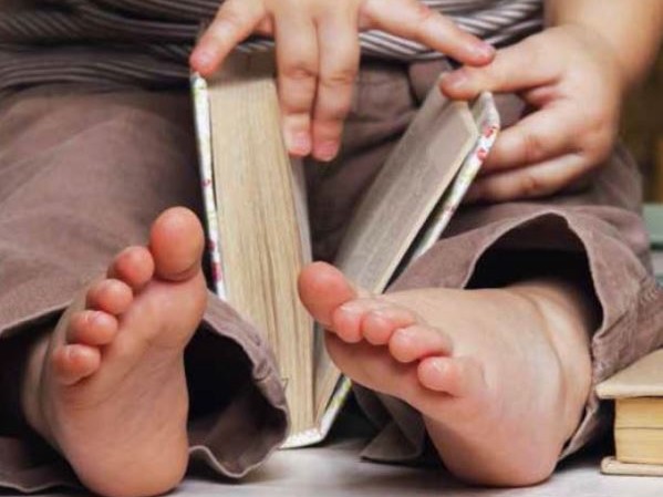 bébé lisant un livre